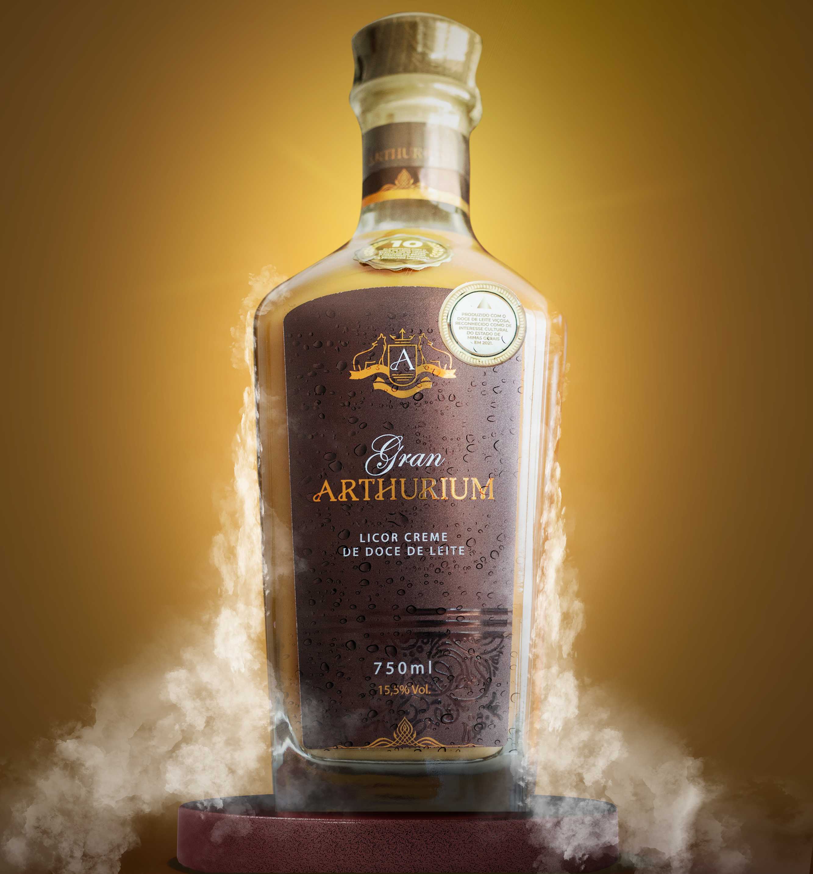 Garrafa Gran Arthurium Licor Fino de Doce de Leite em ambiente intimista com luz âmbar
